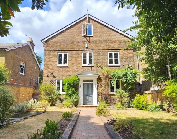 The Avenue, TW1